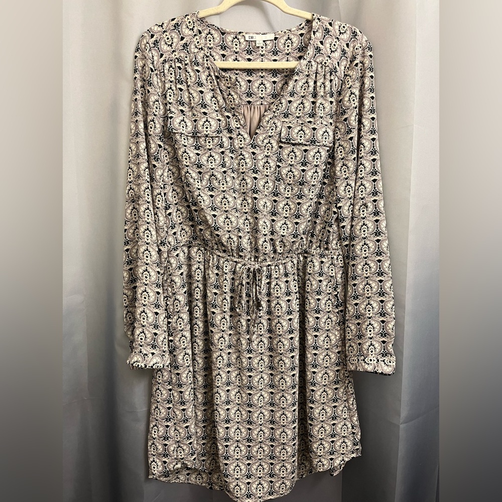 Size L fits like M. Worn a few times, great condition